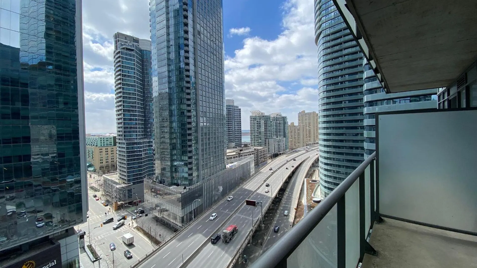 Monarch Residences Toronto 0*,  Kanada