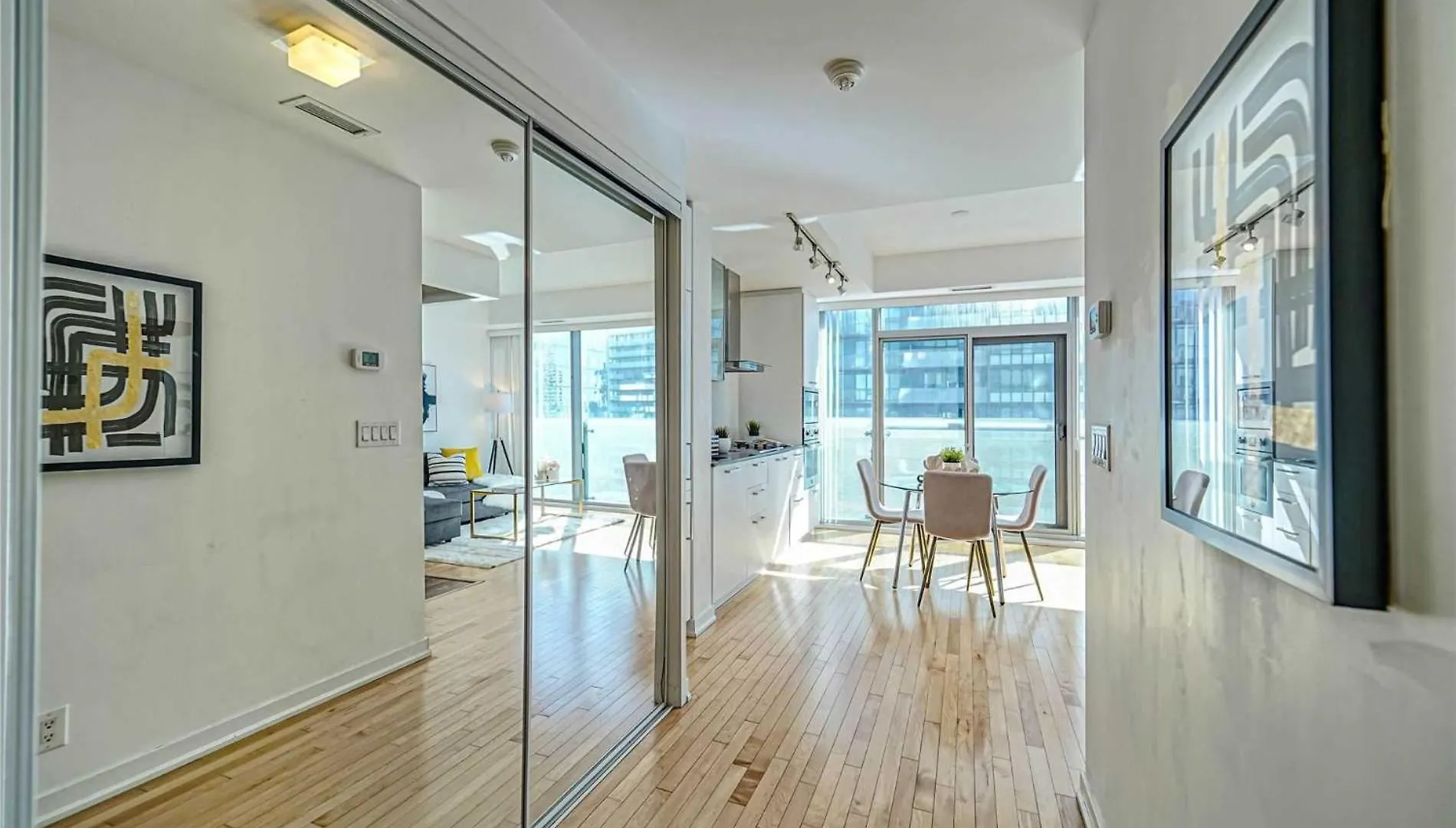 Monarch Residences Торонто Апартаменты